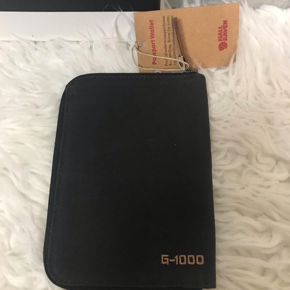 New FJALL RAVEN Passport Wallet - Picture 2 of 6